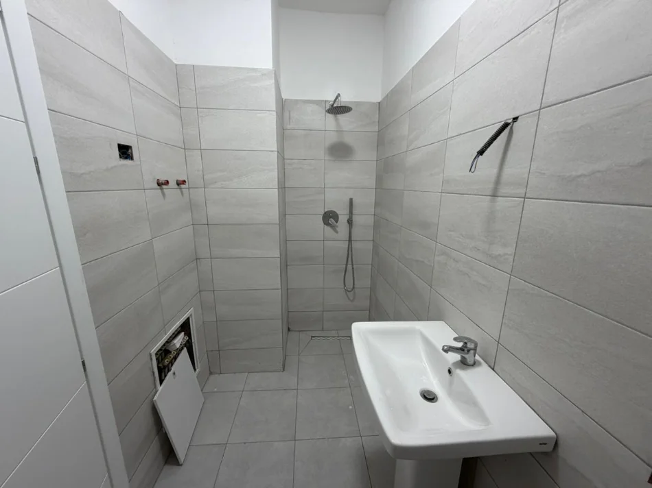 Tirane, shitet apartament 3+1 Kati 2, 143 m² 250.000 € (Fusha e Aviacionit)