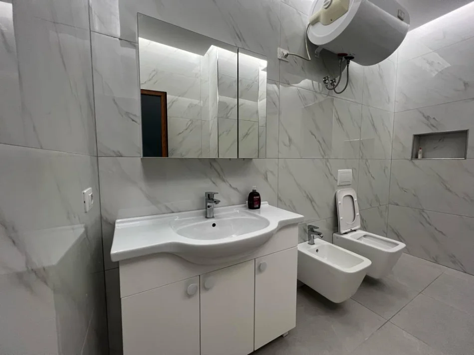 Tirane, jepet me qera apartament 3+1 Kati 1, 145 m² 1.000 € (Don Bosko)