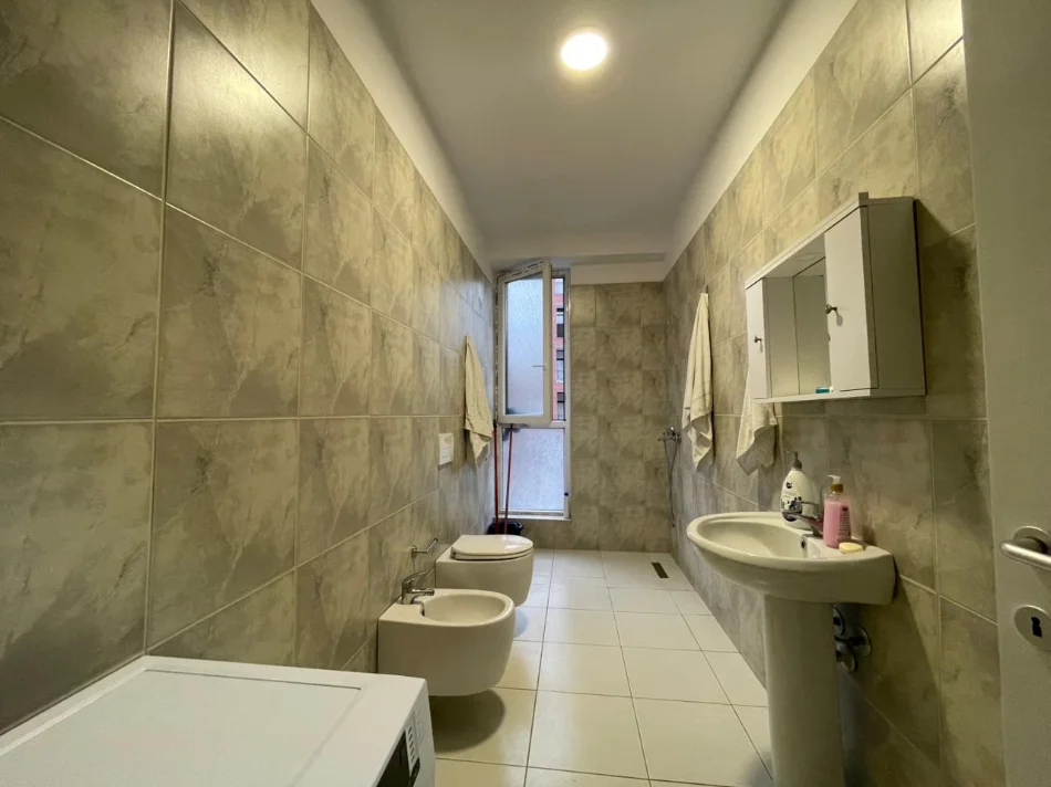 Tirane, jepet me qera apartament 2+1 Kati 3, 121 m² 700 € (Bulevardi i Ri)
