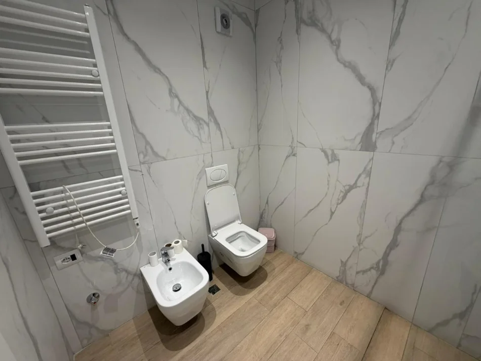 Tirane, jepet me qera apartament 2+1 Kati 8, 110 m² 1.000 € (Komuna e Parisit)