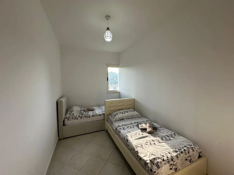 Tirane, jepet me qera apartament 2+1 , 84 m² 320 € (Prane Restorant Qesaraka.)