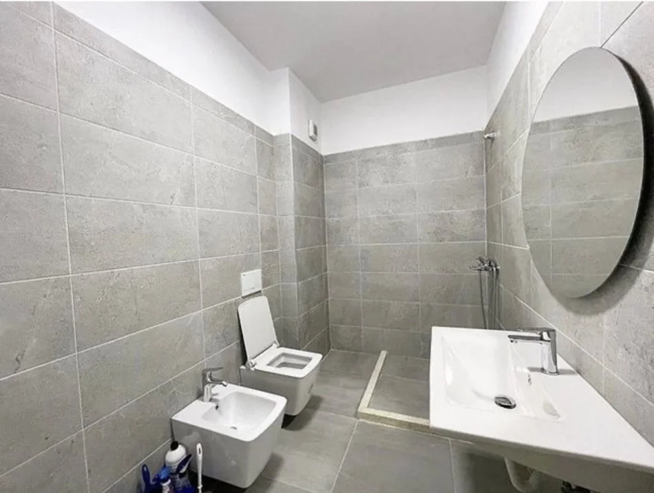 Tirane, jepet me qera apartament 2+1 Kati 4, 106 m² 550 € (Tek Grand Gallery ne Yzberisht)
