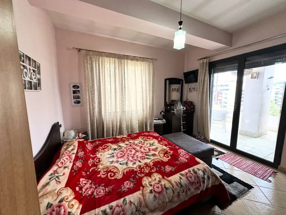 Tirane, jepet me qera apartament 2+1 Kati 5, 100 m² 490 € (Prane Nela 6)