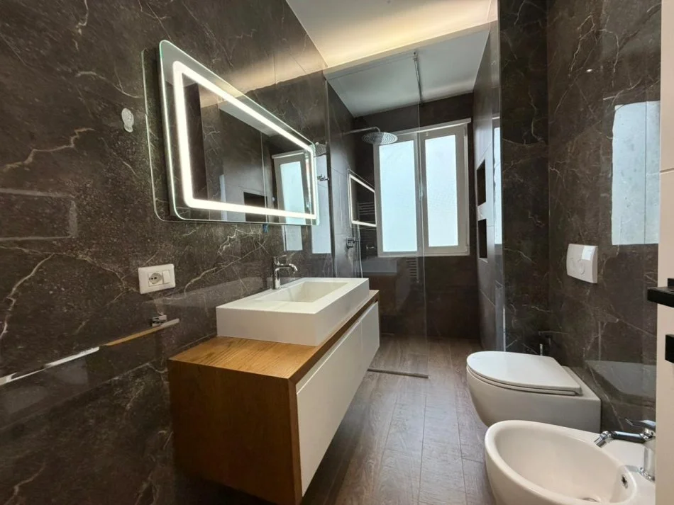 Shqiperi, jepet me qera apartament 2+1 Kati 3, 130 m² 1.050 € (Liqeni i Thate.)