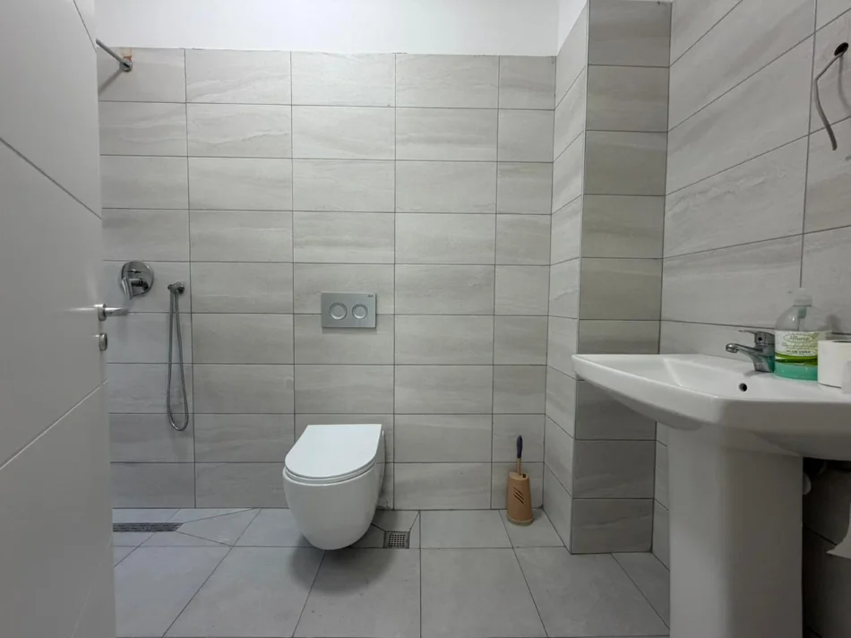 Tirane, shitet apartament 3+1 Kati 2, 143 m² 250.000 € (Fusha e Aviacionit)