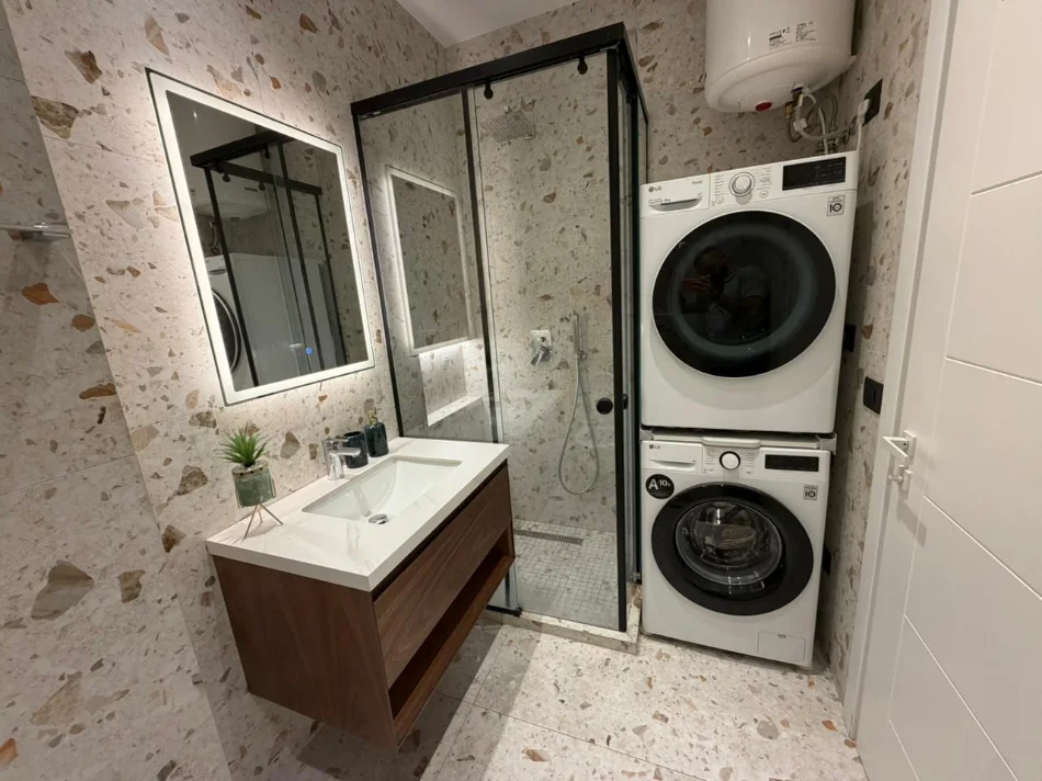 Tirane, jepet me qera apartament 2+1 Kati 1, 90 m² 1.000 € (Porcelani)