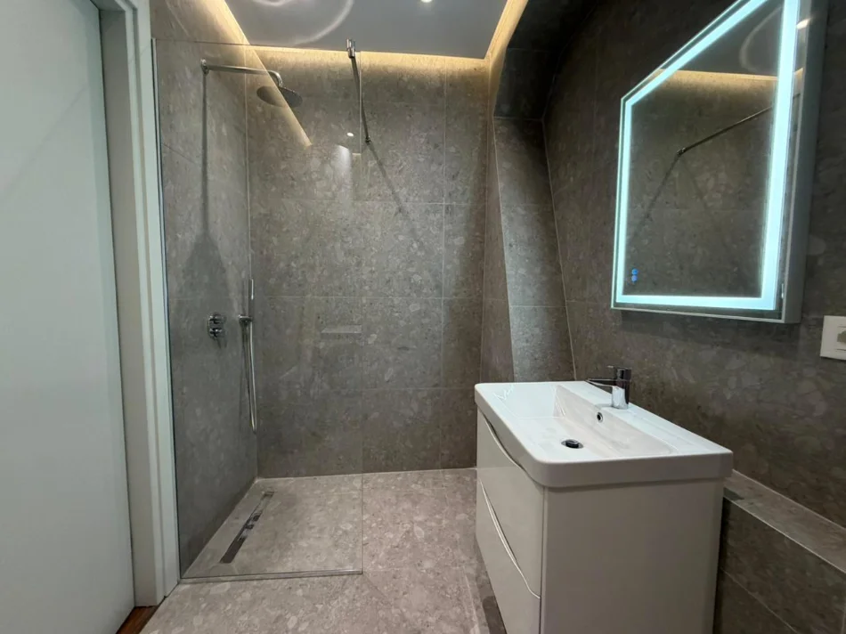 Tirane, jepet me qera apartament 2+1 Kati 13, 130 m² 1.800 € (21 Dhjetori)