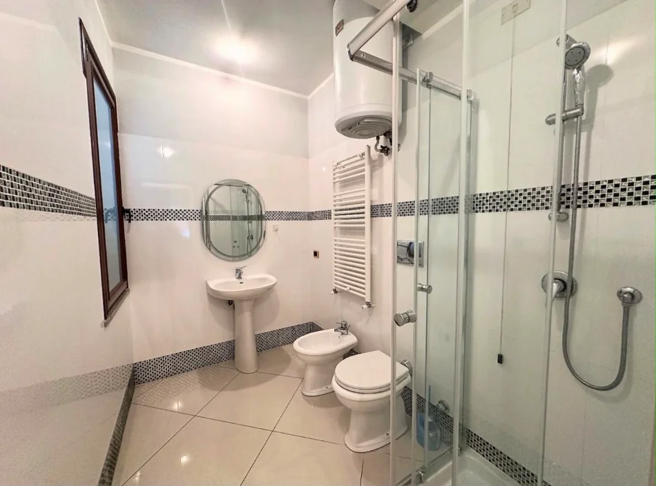 Tirane, jepet me qera apartament 1+1 Kati 3, 80 m² 450 € (Kinostudio)