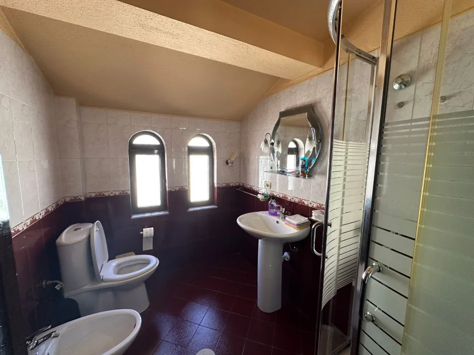 Tirane, shitet Vile 2 Katshe Kati 0, 280 m² 500.000 € (Jordan Misja)