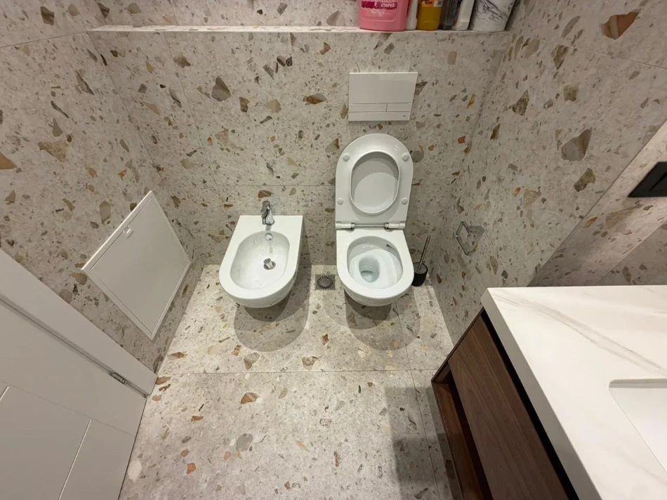 Tirane, jepet me qera apartament 2+1 Kati 1, 90 m² 1.000 € (Porcelani)