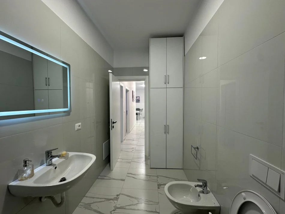 Tirane, Liste me oferta apartament 2+1+Ballkon Kati 6, 100 m² (Ish Fusha E Aviacionit)