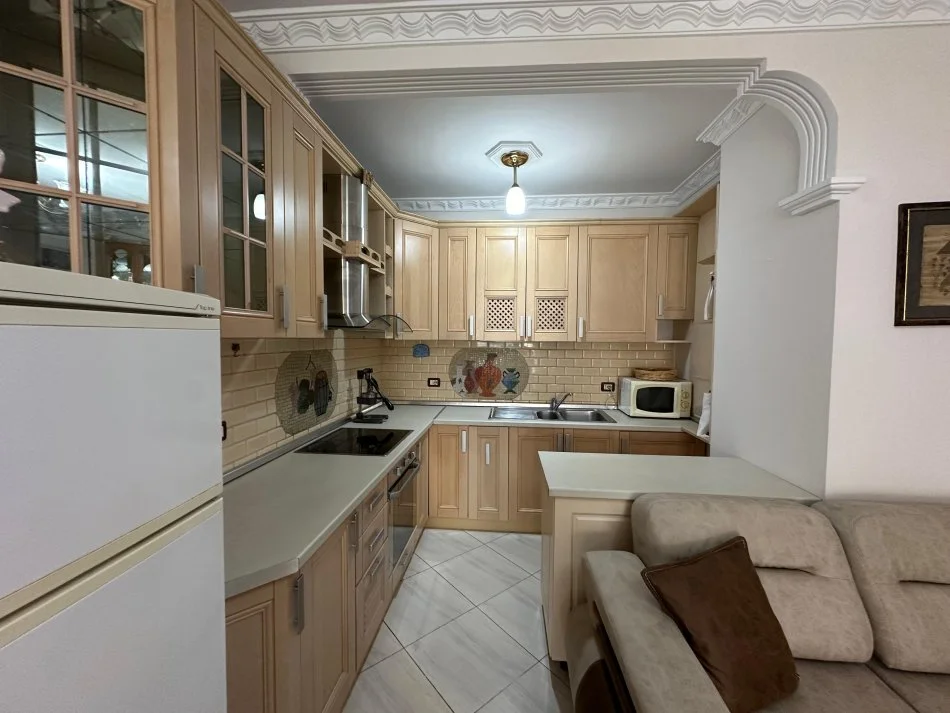 Tirane, Liste me oferta 2+1+Ballkon Kati 6, 90 m² (parku i autobusave)