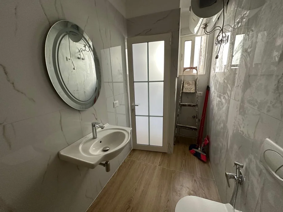 Tirane, shitet 1+1 Kati 7, 53 m² 115.000 € (Pallati me shigjeta)