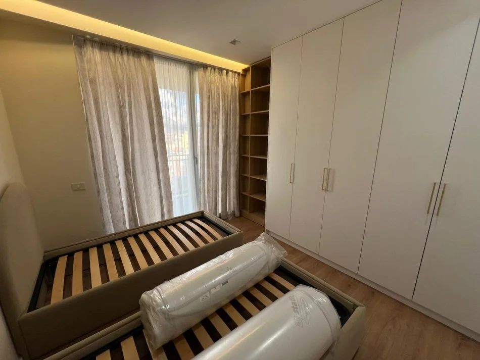 Tirane, jepet me qera apartament 2+1 Kati 4, 104 m² 1000 € (Rruga Mine Peza.)
