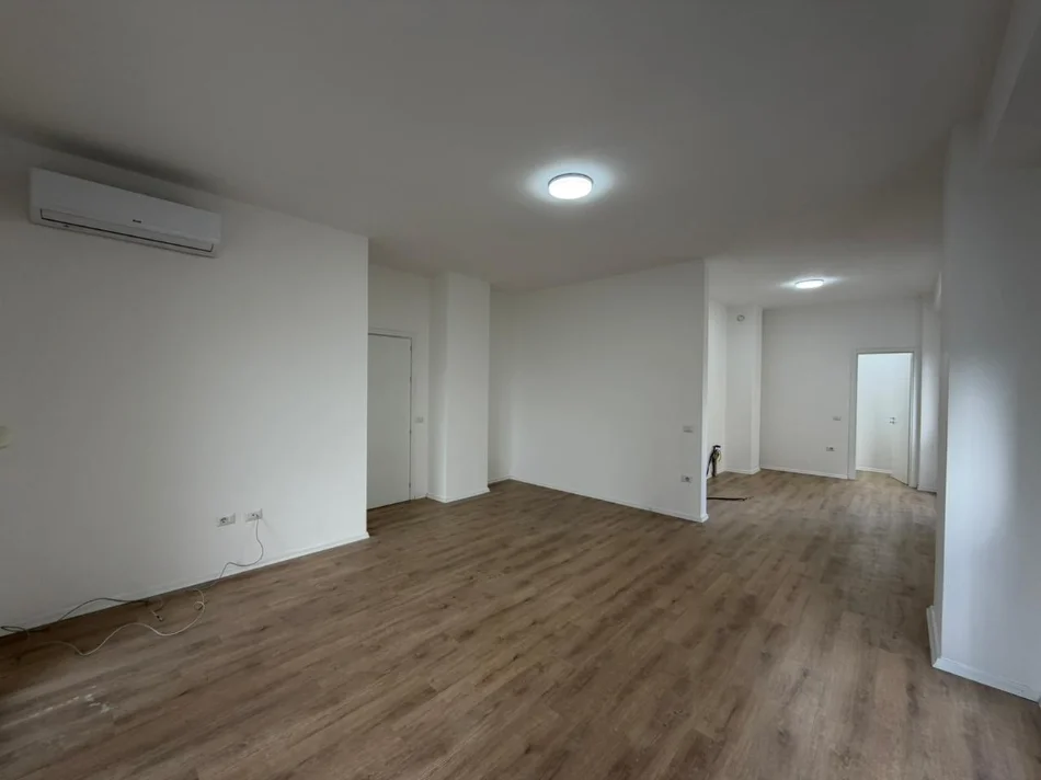 Tirane, shitet apartament 3+1 Kati 2, 143 m² 250.000 € (Fusha e Aviacionit)