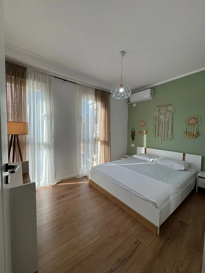 Tirane, jepet me qera apartament 1+1 Kati 4, 110 m² 1.000 € (Rruga e Durresit.)