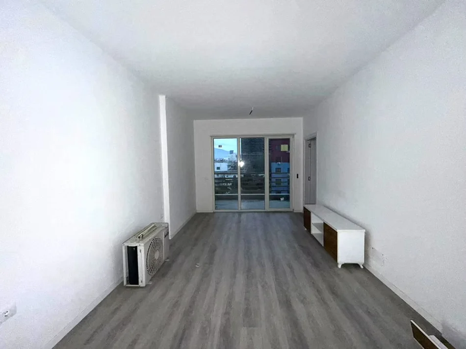 Tirane, jepet me qera apartament 1+1 Kati 3, 60 m² 550 € (Laprake)