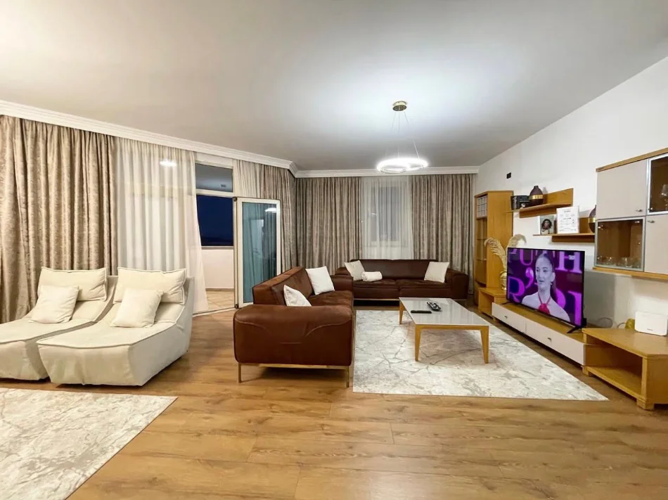 Tirane, jepet me qera apartament 3+1 Kati 4, 220 m² 1.600 € (Komuna e Parisit)