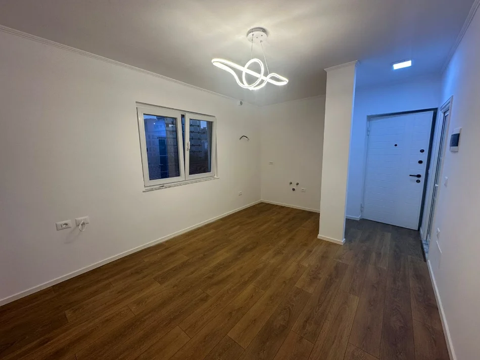 Tirane, shitet apartament 1+1 Kati 4, 40 m² 122.000 € (Shkolla e kuqe)