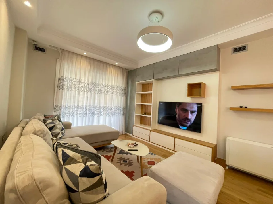Tirane, jepet me qera apartament 3+1 Kati 4, 154 m² 1.500 € (Komuna e Parisit.)