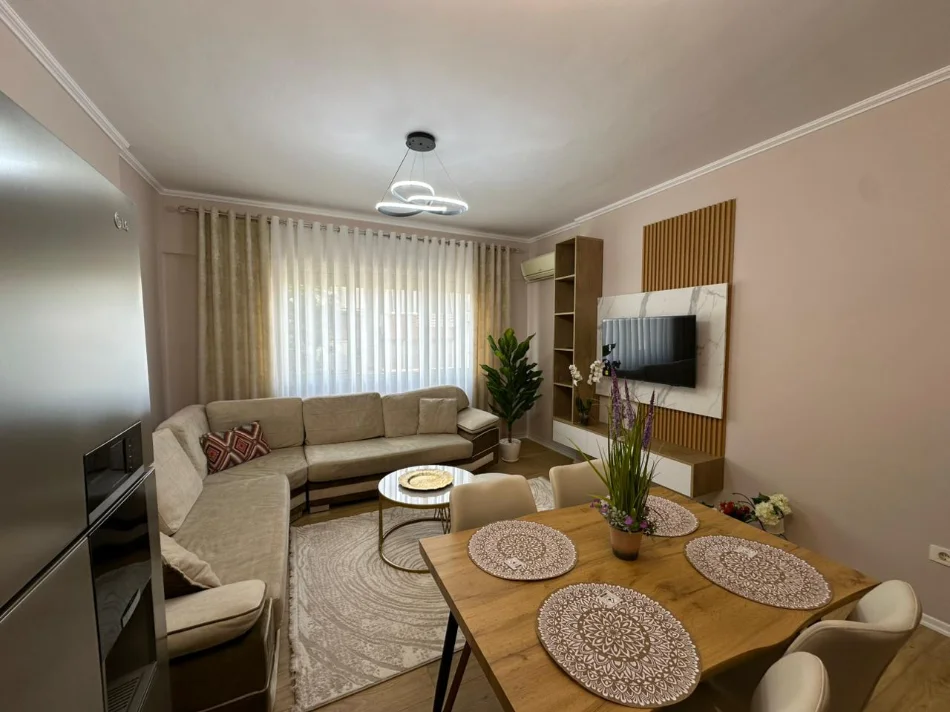 Tirane, jepet me qera apartament 2+1 Kati 4, 98 m² 880 € (Krsital Center)