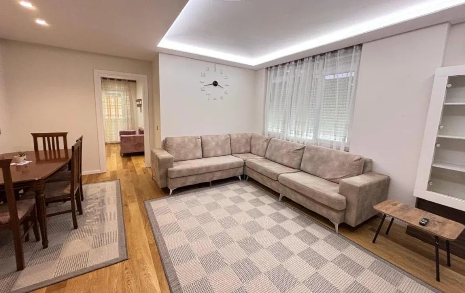 Tirane, jepet me qera apartament 3+1 Kati 3, 100 m² 850 € (Shkolla e Kuqe)