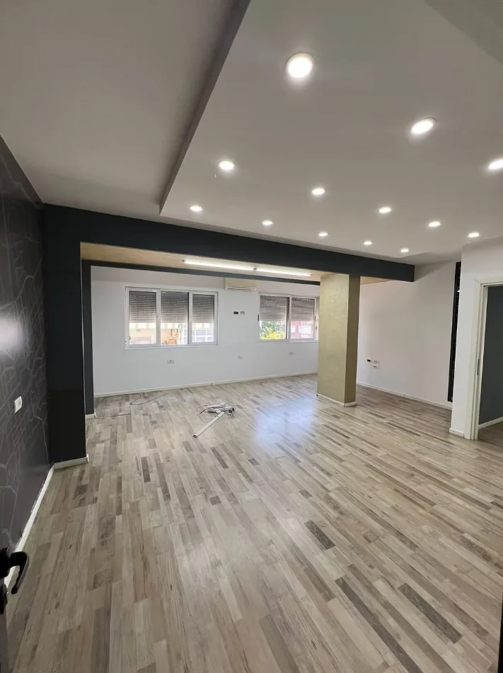 Tirane, jepet me qera ambjent biznesi Kati 3, 108 m² 1.400 € (Sheshi Willson.)