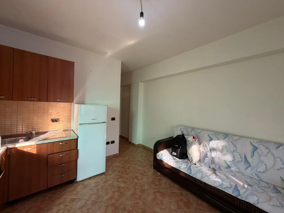 Tirane, jepet me qera apartament 1+1 Kati 1, 50 m² 400 € (Ish-Parku i Autobusave.)