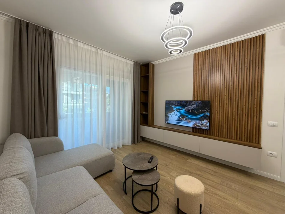 Tirane, jepet me qera apartament 1+1 Kati 4, 70 m² 800 € (Komuna e Parisit)