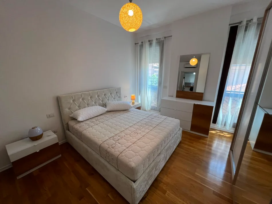Tirane, jepet me qera apartament 2+1 Kati 2, 105 m² 1.250 € (Rruga e Barrikadave)