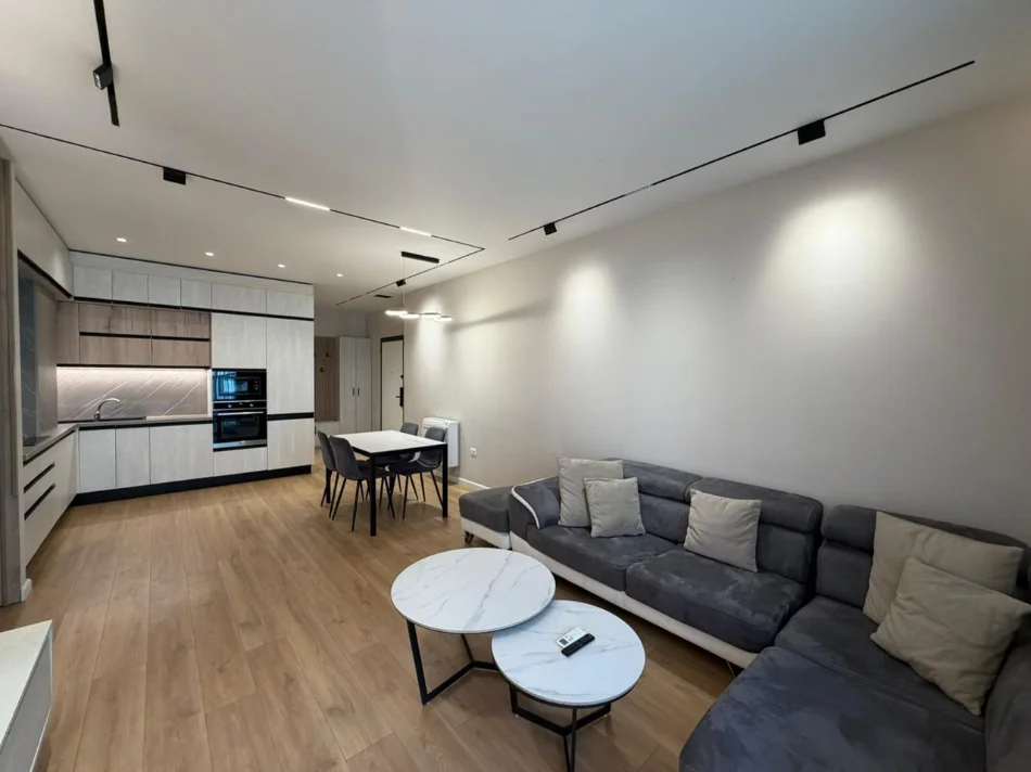 Tirane, jepet me qera apartament 2+1 Kati 3, 110 m² 1.000 € (Komuna e Parisit)