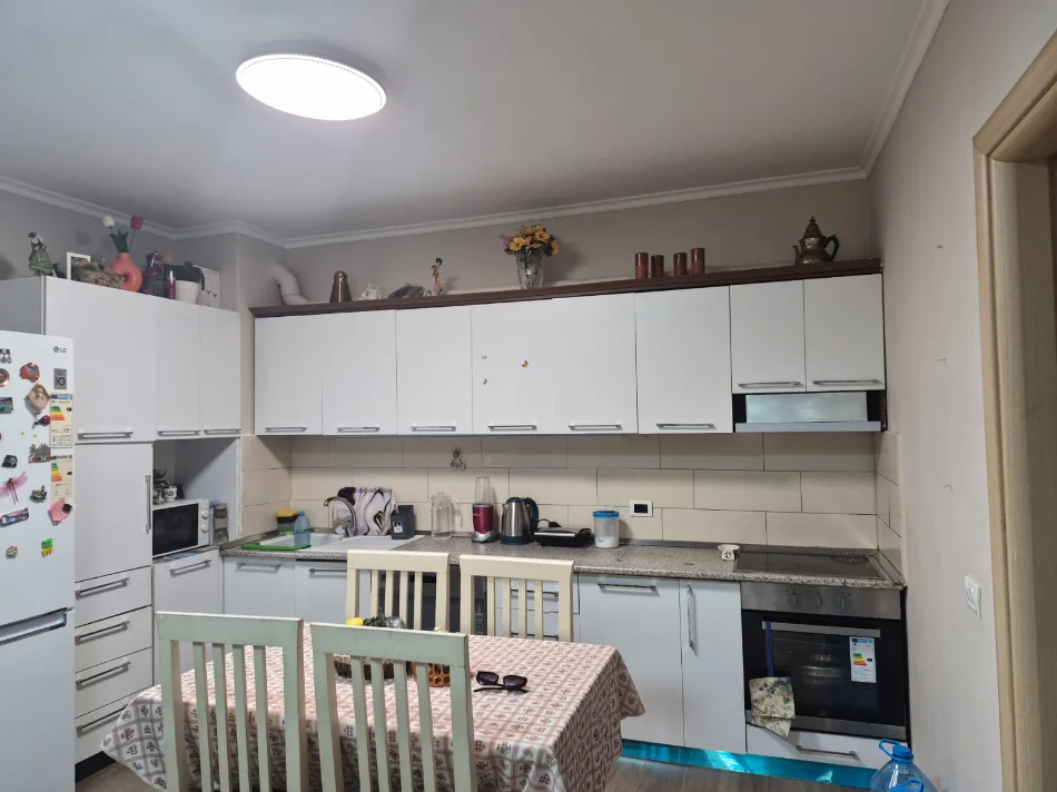 Tirane, jepet me qera apartament 1+1 Kati 1, 55 m² 300 € (Yzberisht)