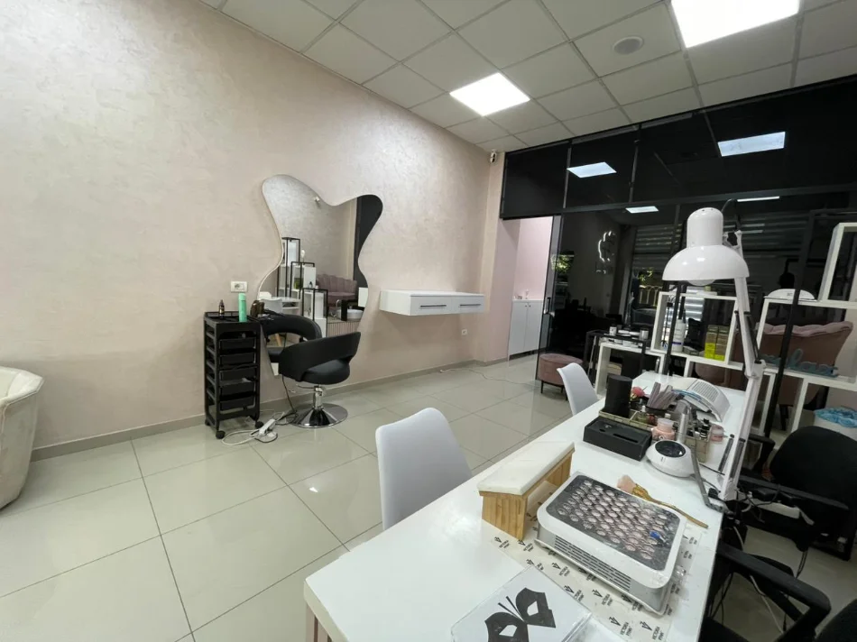Tirane, jepet me qera ambjent biznesi Kati 0, 70 m² (Kristal Center)