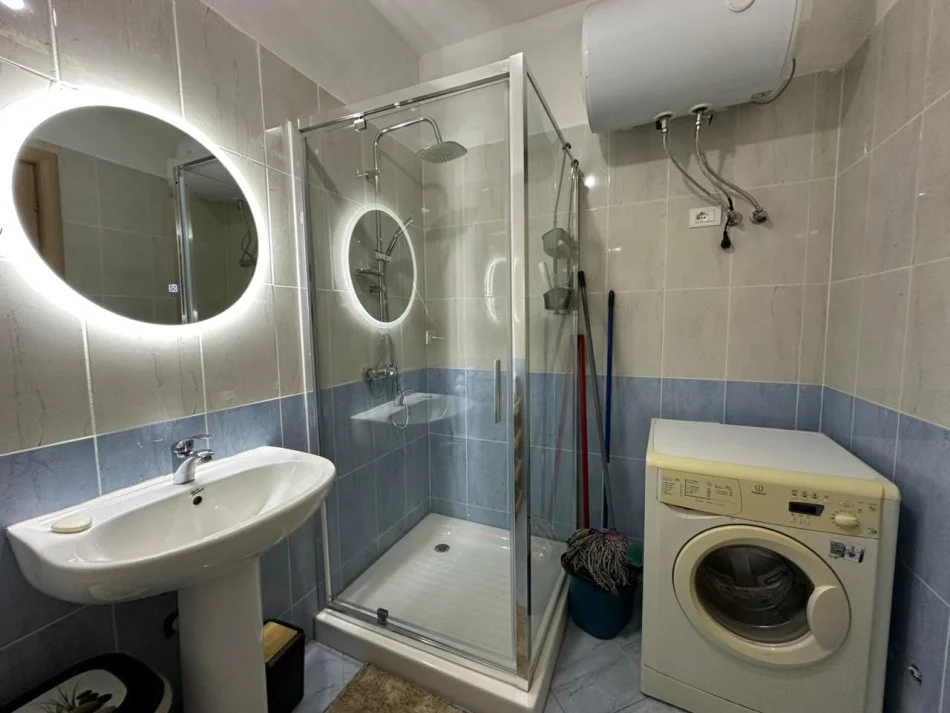 Tirane, jepet me qera apartament 2+1 , 84 m² 320 € (Prane Restorant Qesaraka.)