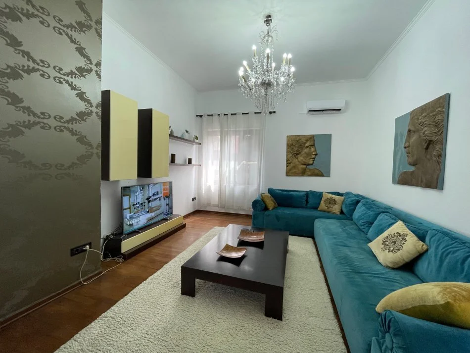 Tirane, jepet me qera 2+1 Kati 3, 120 m² 1.200 € (Tek Burger King)