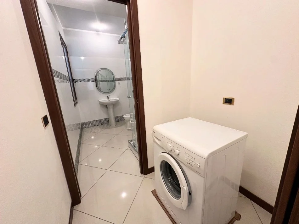 Tirane, jepet me qera apartament 1+1 Kati 3, 80 m² 450 € (Prane BKT ne Kinostudio)