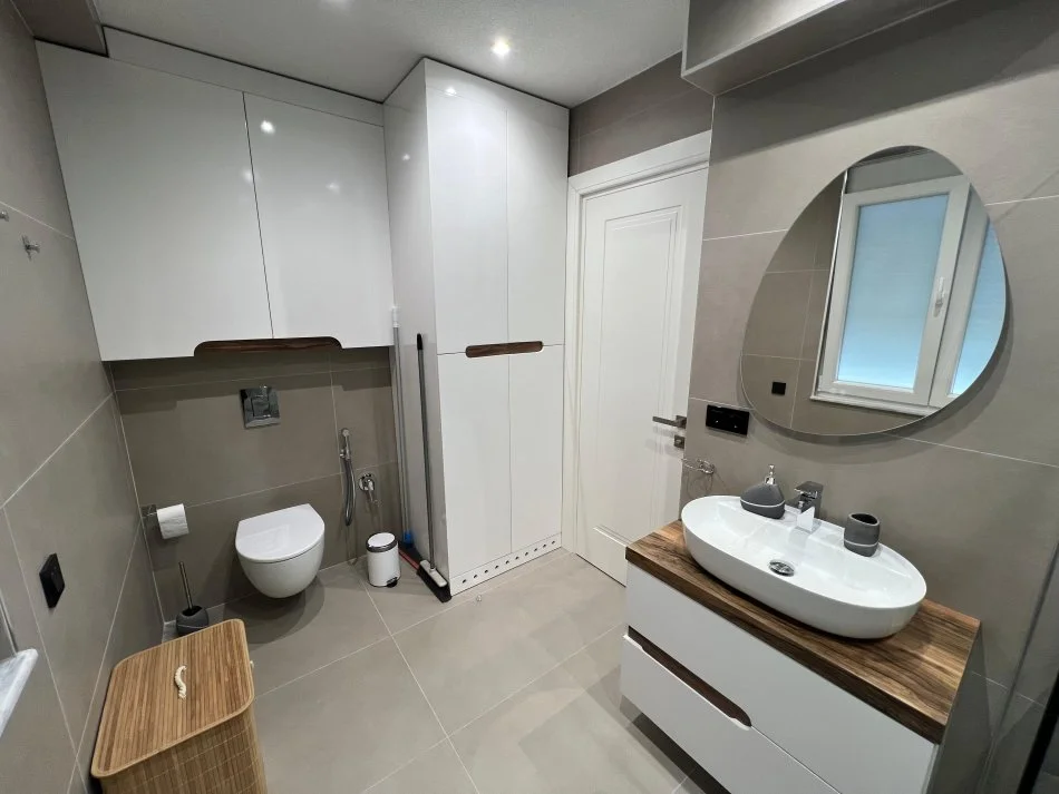 Tirane, jepet me qera apartament 2+1 Kati 3, 100 m² 1.500 € (Ish Ekspozita)