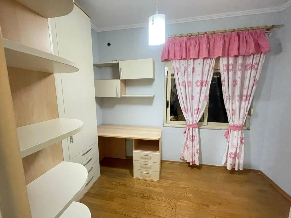 Tirane, jepet me qera apartament 2+1 Kati 3, 100 m² 600 € (Tek Harry Fultz.)