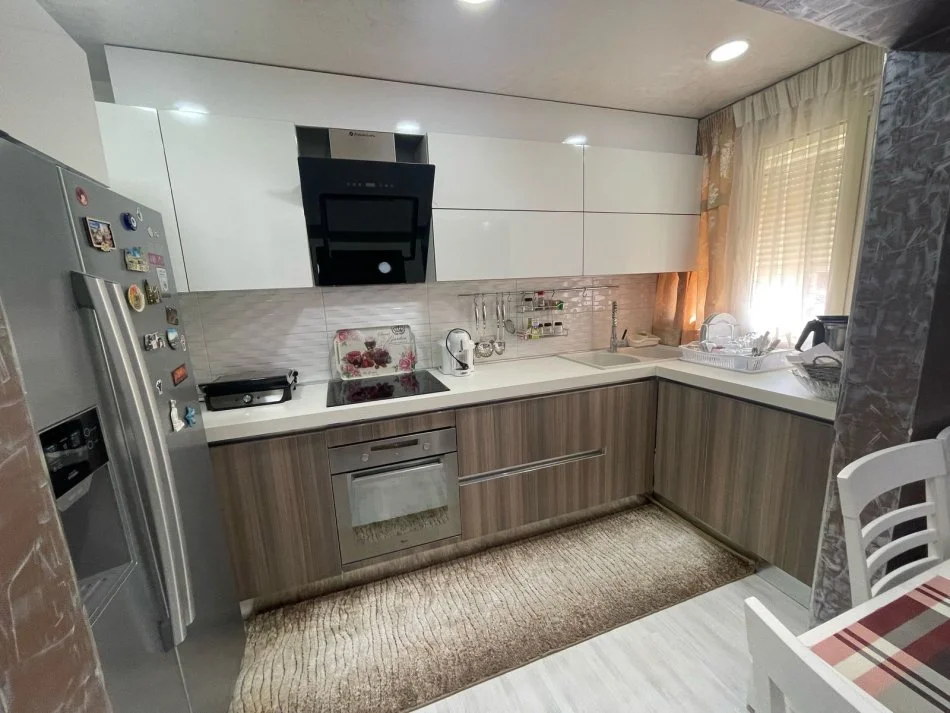 Tirane, jepet me qera apartament 2+1 Kati 3, 95 m² 550 € (Tek Pedriatia.)