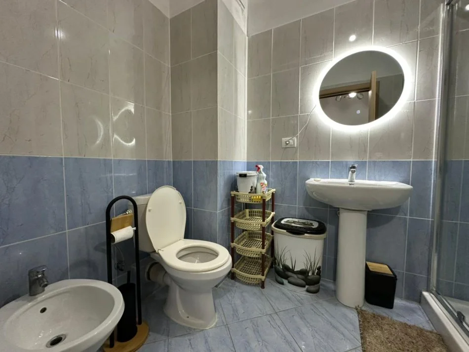 Tirane, jepet me qera apartament 2+1 , 84 m² 320 € (Prane Restorant Qesaraka.)