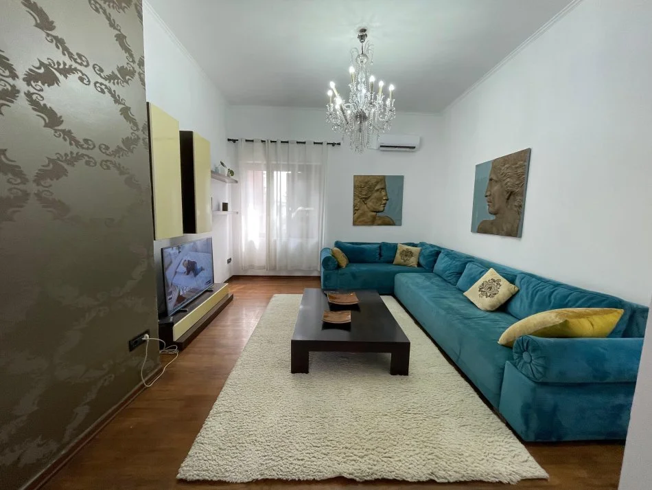 Tirane, jepet me qera 2+1 Kati 3, 120 m² 1.200 € (Tek Burger King)