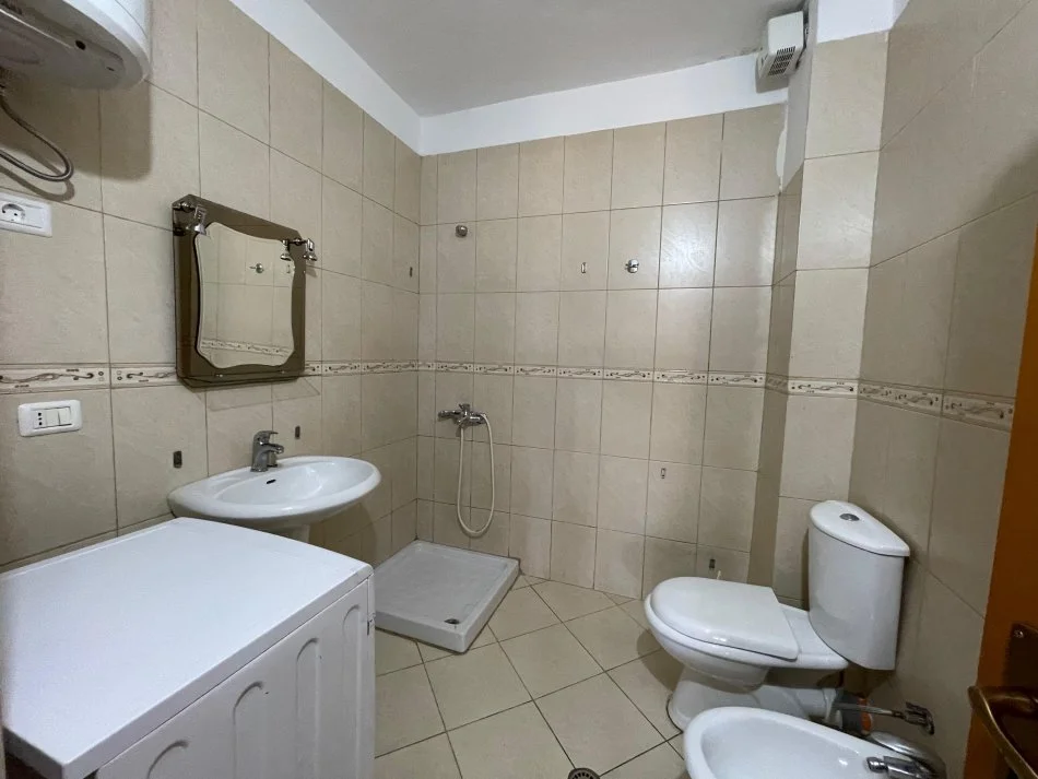 Tirane, jepet me qera apartament 2+1 Kati 2, 98 m² 600 € (Komuna e Parisit)