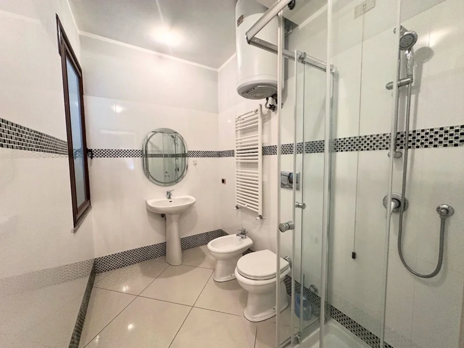 Tirane, jepet me qera apartament 1+1 Kati 3, 80 m² 450 € (Prane BKT ne Kinostudio)