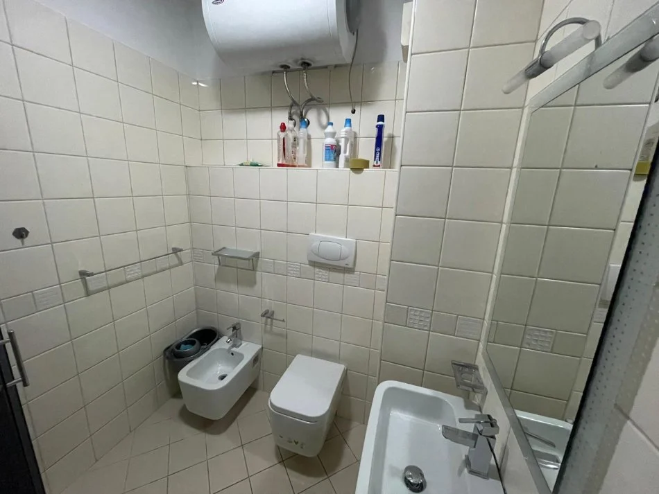 Tirane, jepet me qera apartament 2+1 Kati 3, 100 m² 600 € (Tek Harry Fultz.)