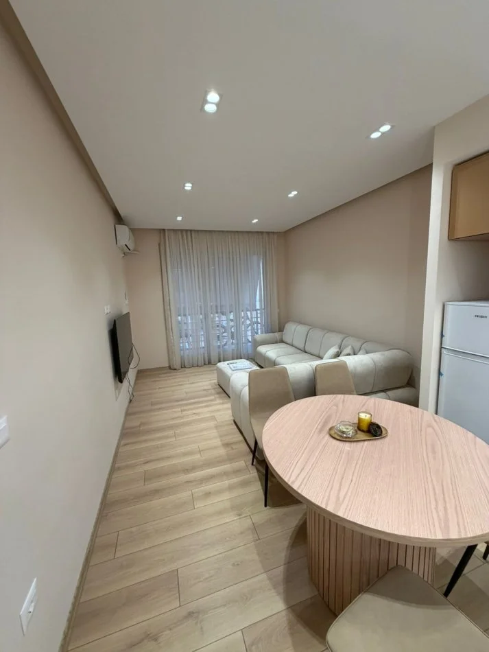 Tirane, jepet me qera apartament 2+1 Kati 4, 900 € (tek Vizion Plus)
