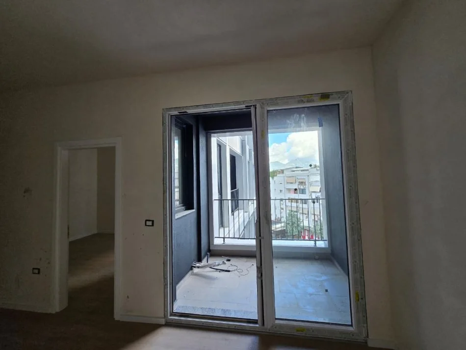 Tirane, jepet me qera apartament 1+1 Kati 3, 65 m² 650 € (Kika 2 tek Komuna e Parisit.)