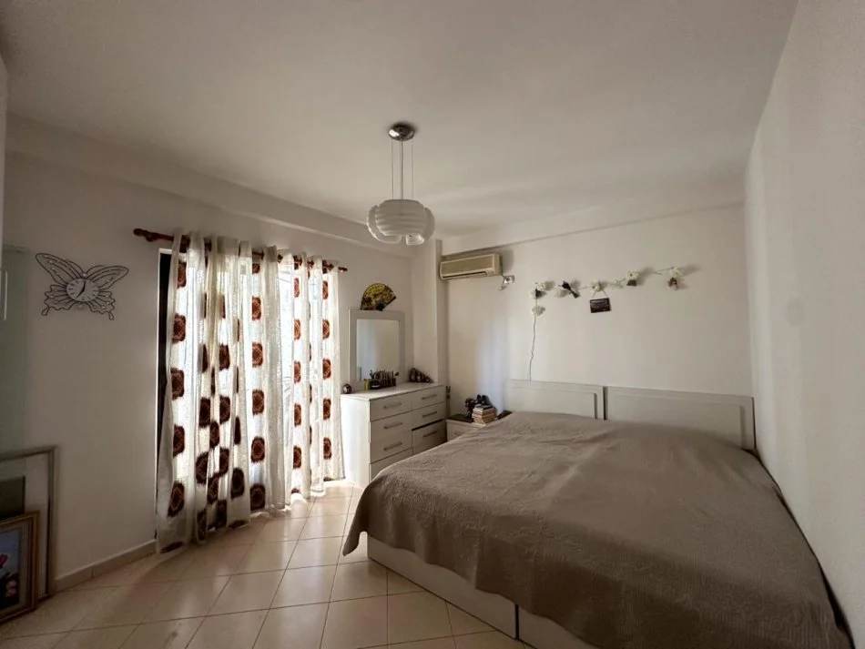 Tirane, jepet me qera apartament 2+1 Kati 3, 100 m² 550 € (Prane UET.)