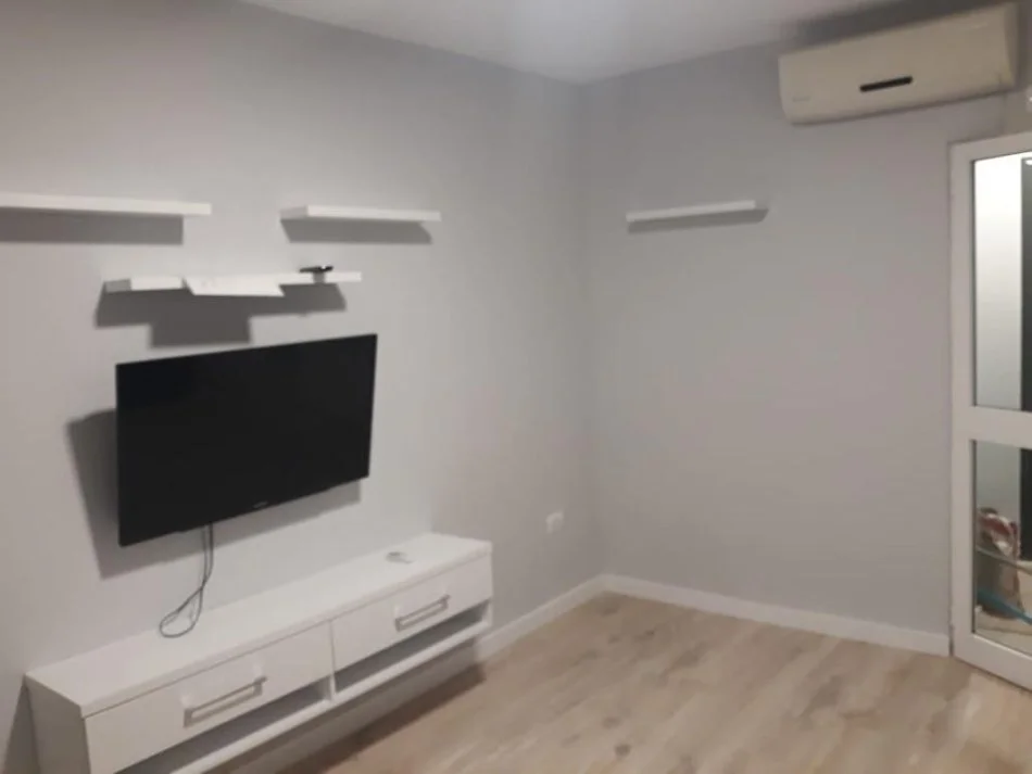 Tirane, jepet me qera garsonier 1+1 Kati 1, 40 m² 450 € (Tek Stadiumi Dinamo.)