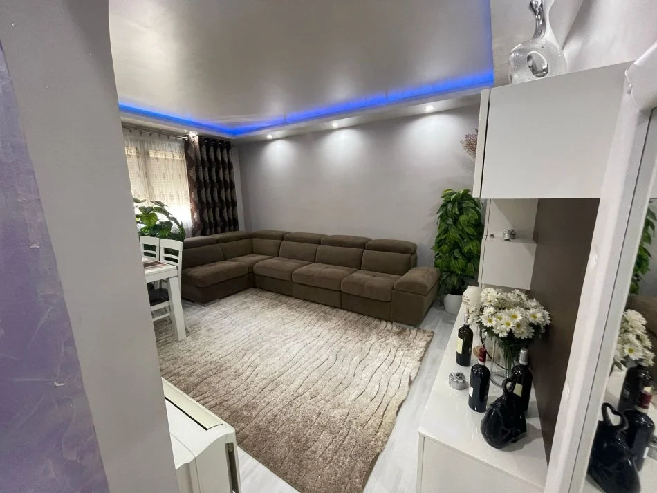 Tirane, jepet me qera apartament 2+1 Kati 3, 95 m² 550 € (Tek Pedriatia.)