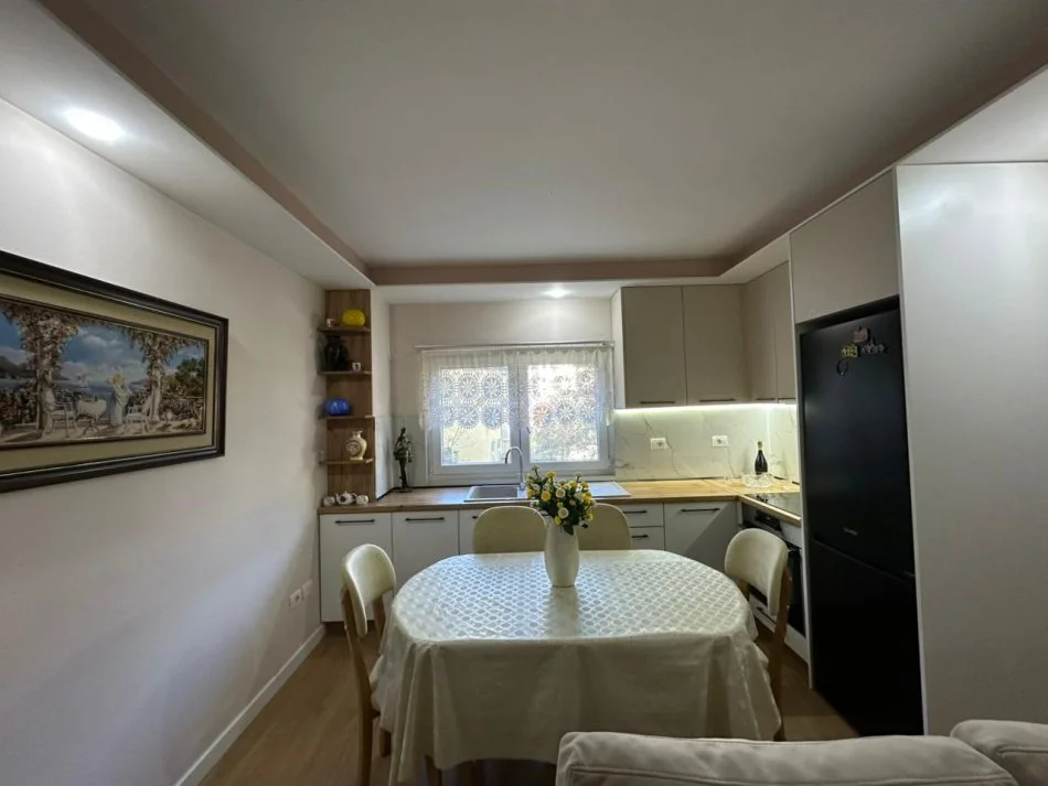 Tirane, jepet me qera apartament 1+1 Kati 1, 75 m² 800 € (Kika 1 tek Komuna e Parisit.)